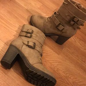 Women’s block heel bootie👢